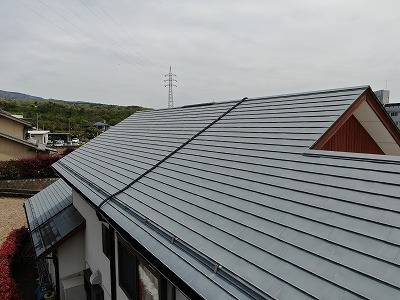 北杜市で色褪せたガルバリウム鋼板屋根の塗装工事を行いました