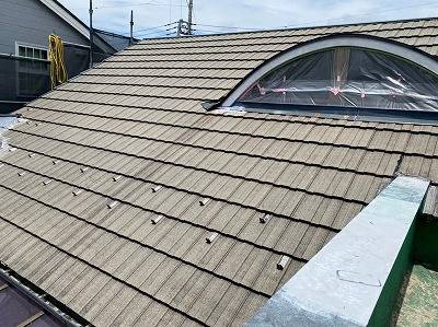 笛吹市の平屋で天窓の付いたセメント瓦屋根の塗装工事を行いました