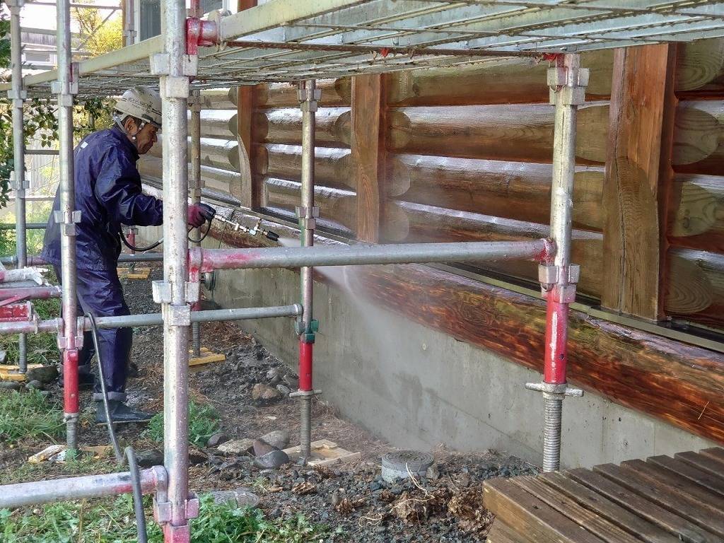 北杜市の木部があったかい印象をもたらす住宅にて木部の塗装工事を行いました