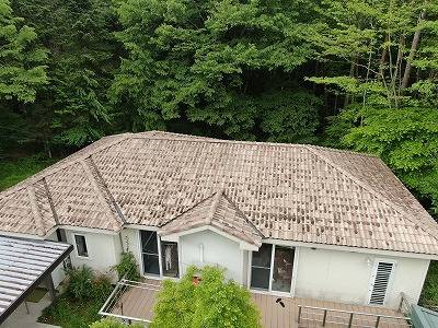鳴沢村の平屋で劣化の進んだ瓦屋根の塗装工事を行いました