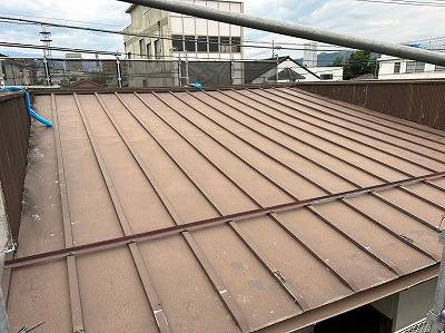 甲府市の瓦棒屋根がカバー工事によってガルバリウム鋼板屋根に変わりました