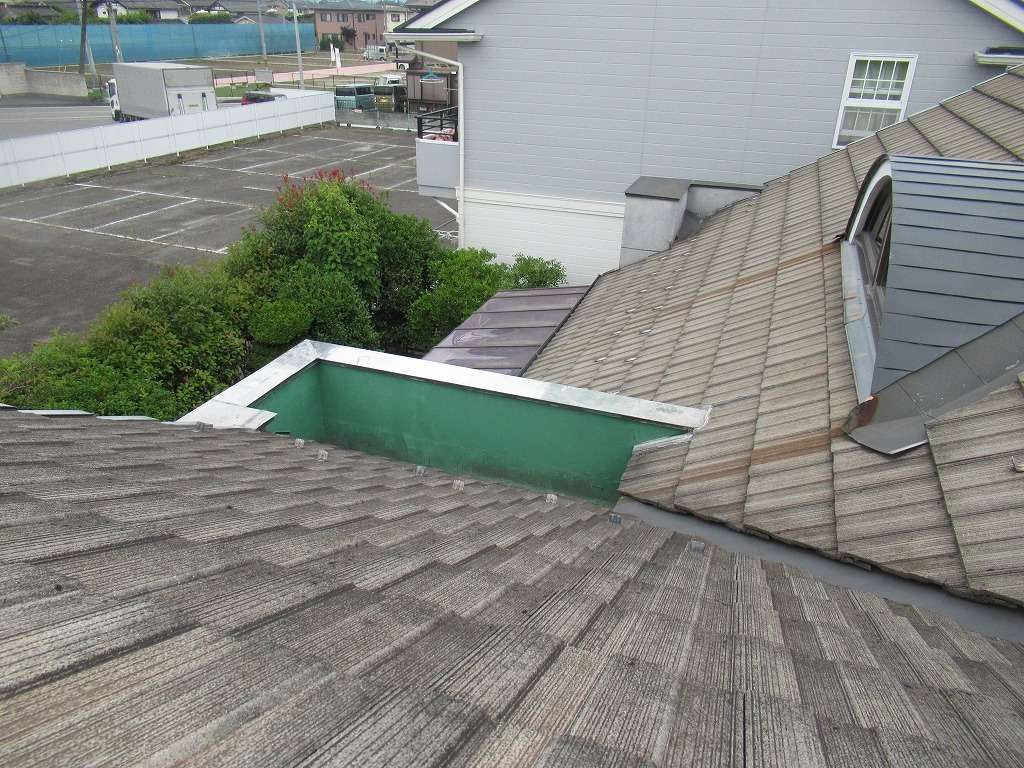 笛吹市にて屋根中間のドーム屋根がオシャレな住宅のスレート屋根塗装工事を行いました