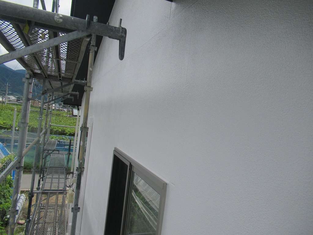 甲州市のモノトーンがオシャレな住宅にて外壁塗装工事を行いました