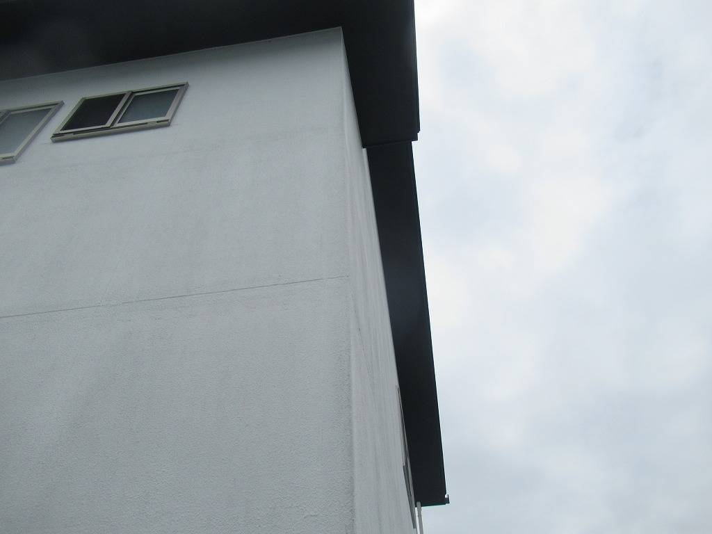 甲州市の住宅にて真っ白な外壁の目地の打ち替え工事を行いました