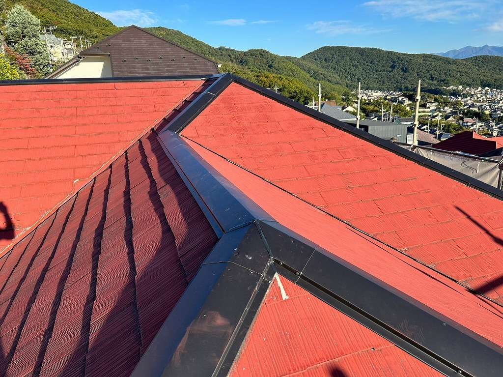 甲府市の住宅にて赤い屋根の板金交換工事を行いました