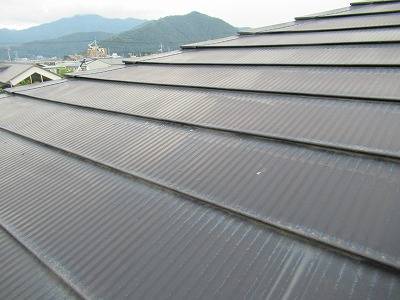 富士河口湖町でガルバリウム鋼板屋根の塗装工事を行いました