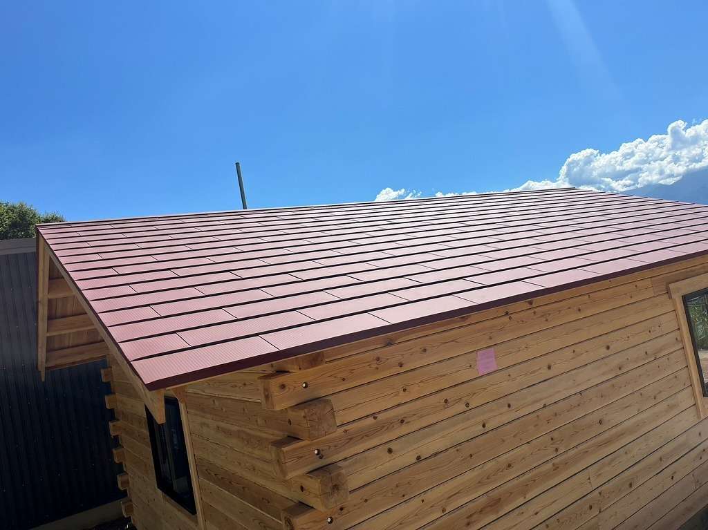 北杜市の新築物件にて屋根カバー工法施工をしました