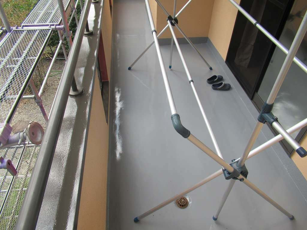北杜市の住宅にて二階ベランダのウレタン防水工事を行いました