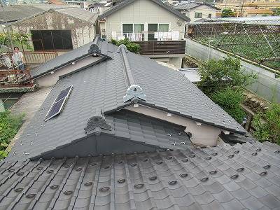 山梨市で塗膜が剥がれたガルバリウム鋼板屋根の塗装工事を行いました