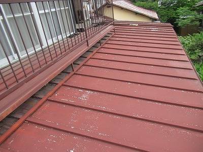 甲府市で塗膜が剥がれサビの発生した瓦棒屋根の塗装工事を行いました