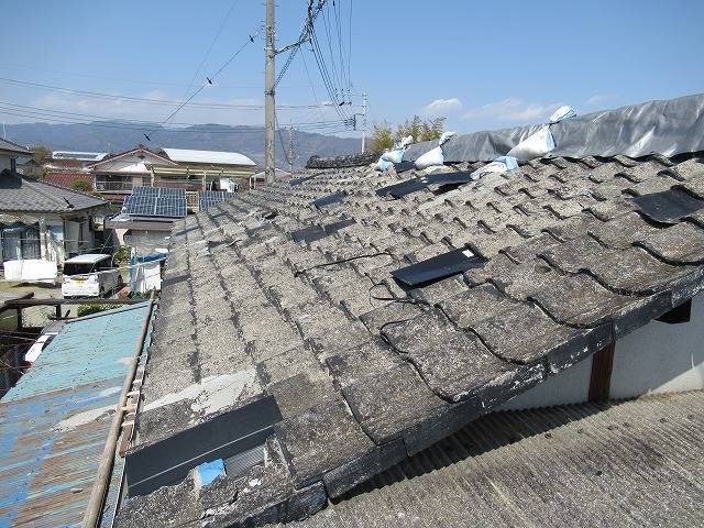 甲府市で瓦屋根の雨漏れが発生しガルバリウム鋼板屋根へ葺き替え工事を行いました