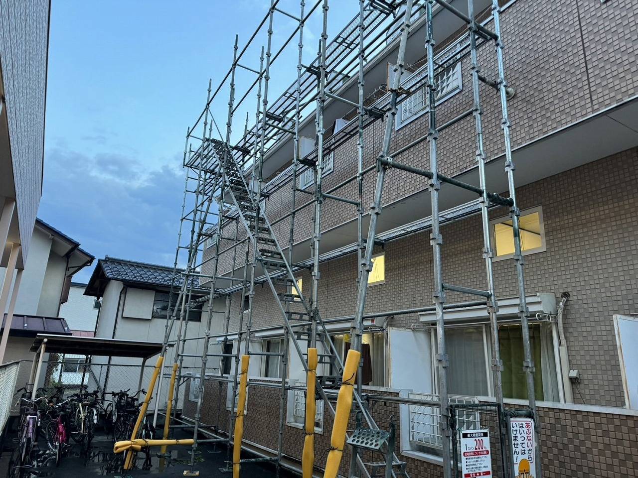 甲府市のアパートで台風並みの突風で飛散した棟板金をヌキ板共に交換しました