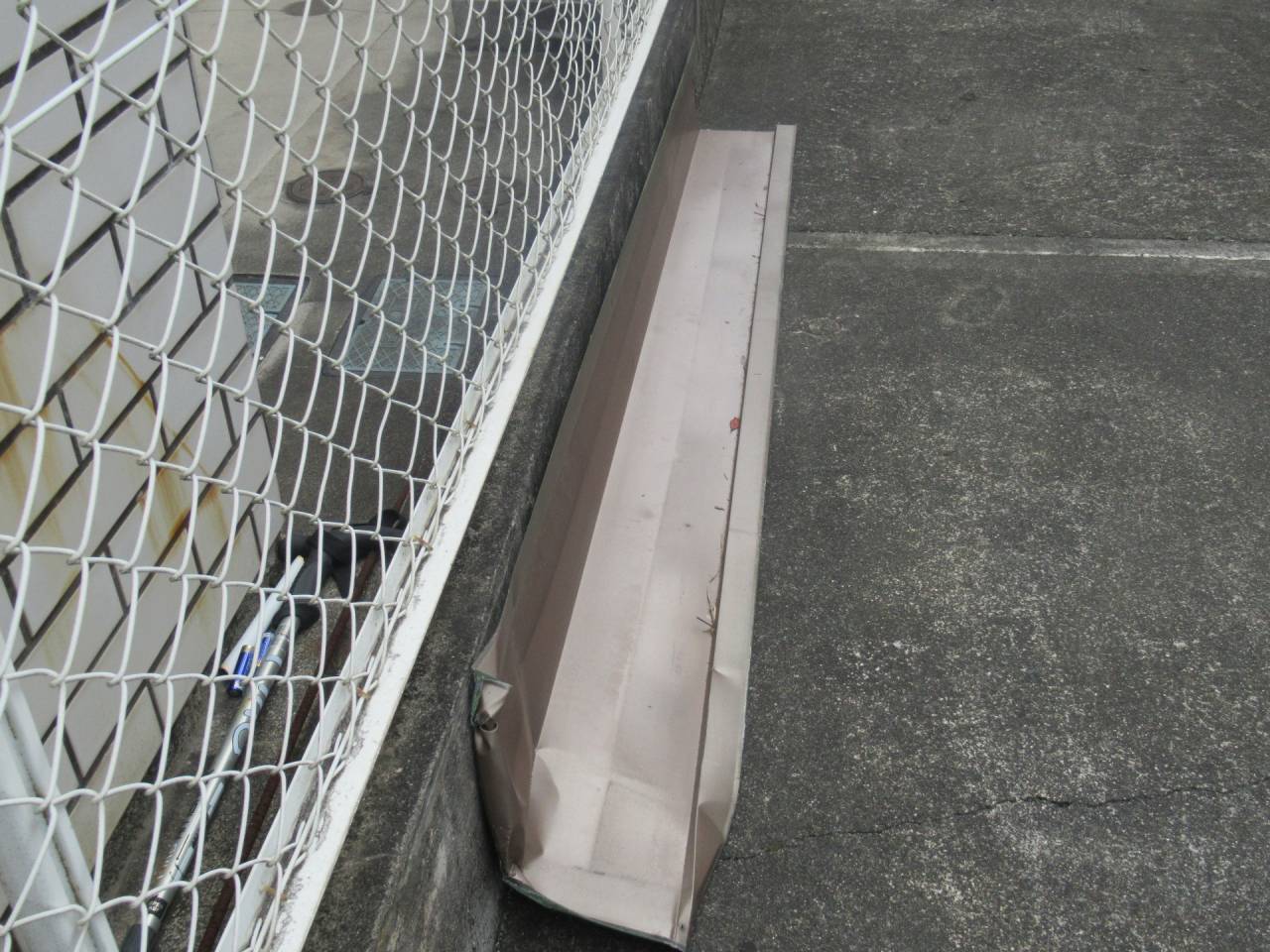 甲府市のアパートで台風並みの突風で飛散した棟板金をヌキ板共に交換しました