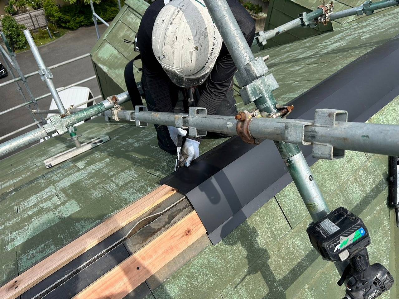 甲府市のアパートで台風並みの突風で飛散した棟板金をヌキ板共に交換しました