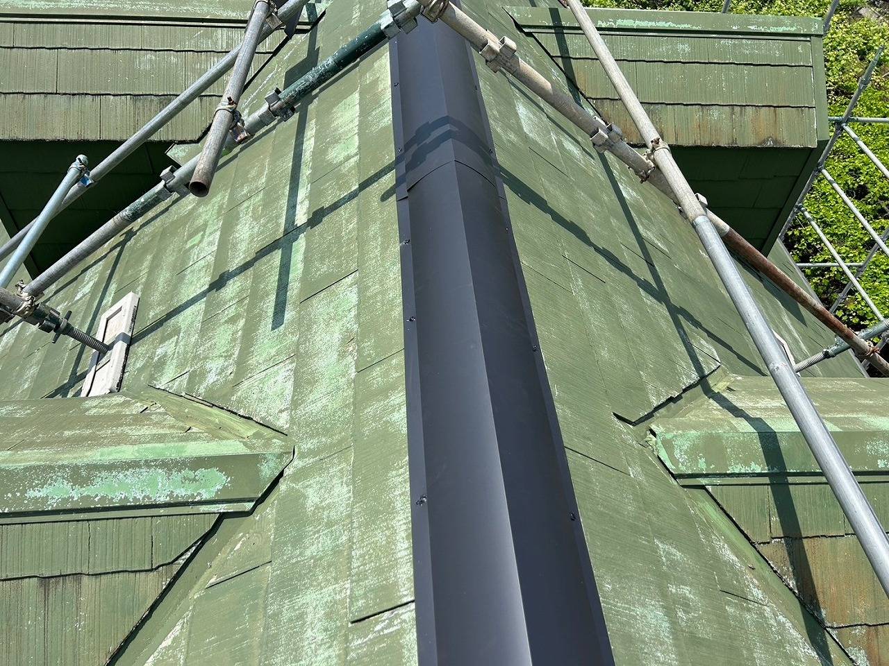 甲府市のアパートで台風並みの突風で飛散した棟板金をヌキ板共に交換しました