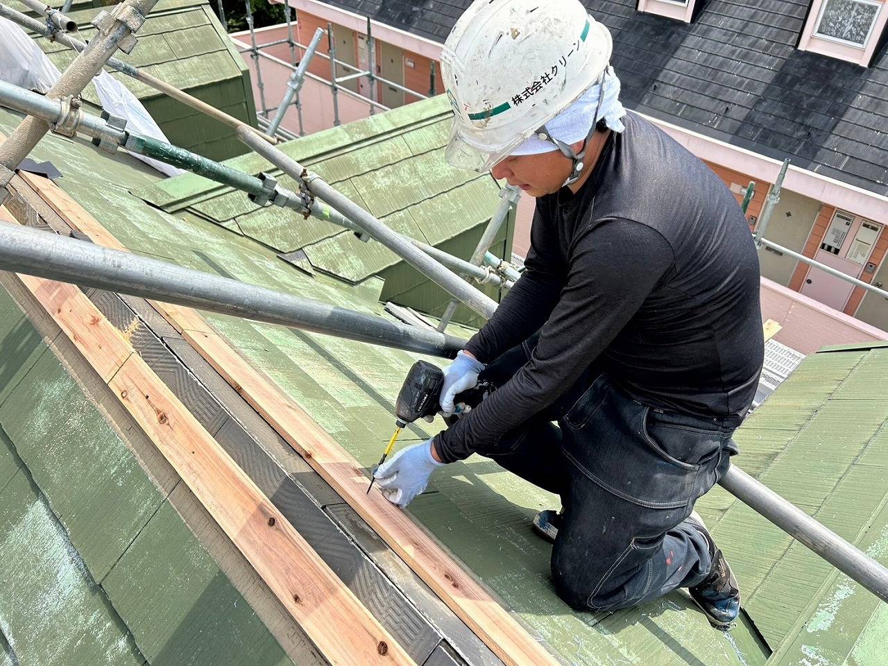 甲府市のアパートで台風並みの突風で飛散した棟板金をヌキ板共に交換しました