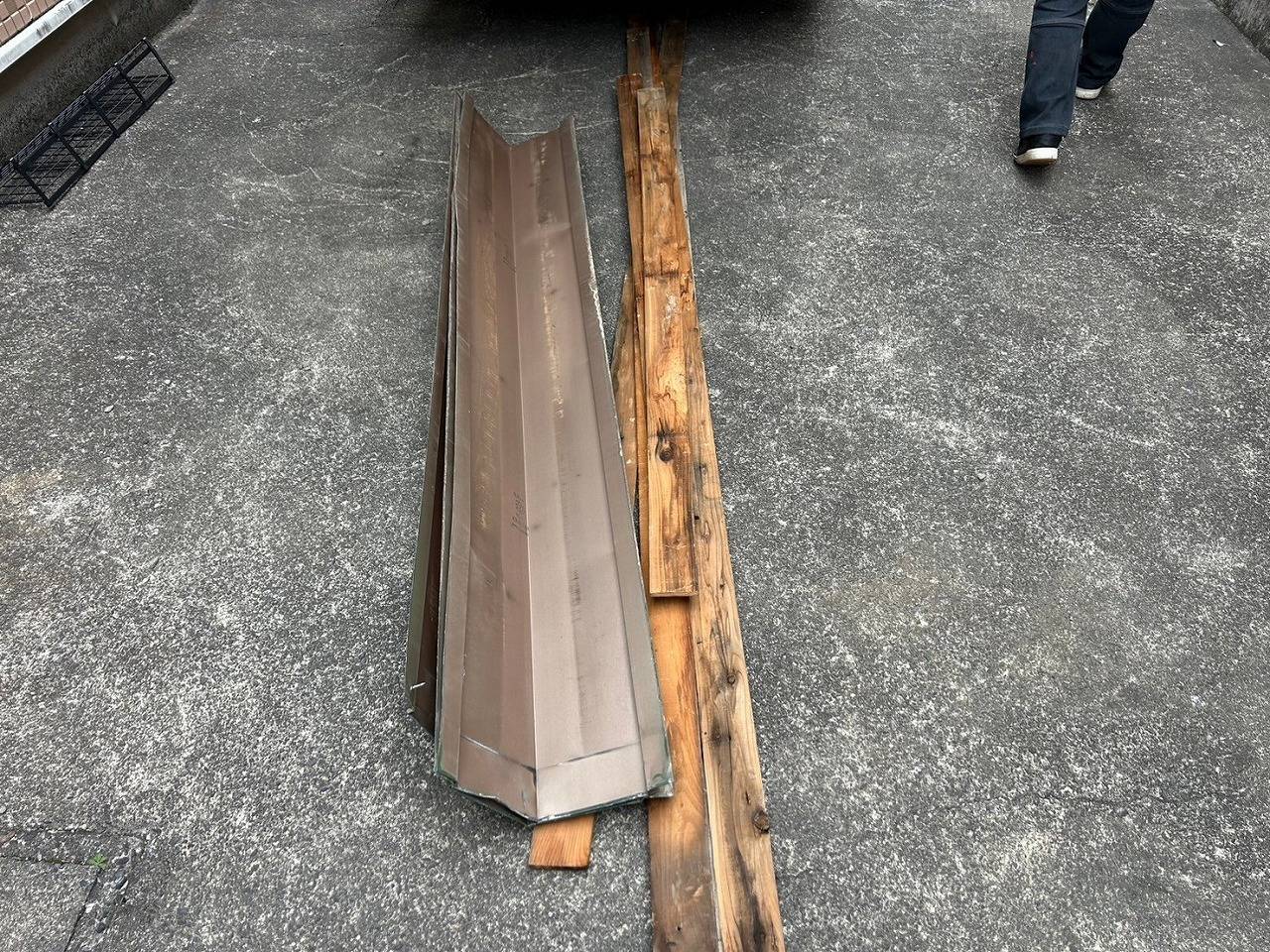 甲府市のアパートで台風並みの突風で飛散した棟板金をヌキ板共に交換しました