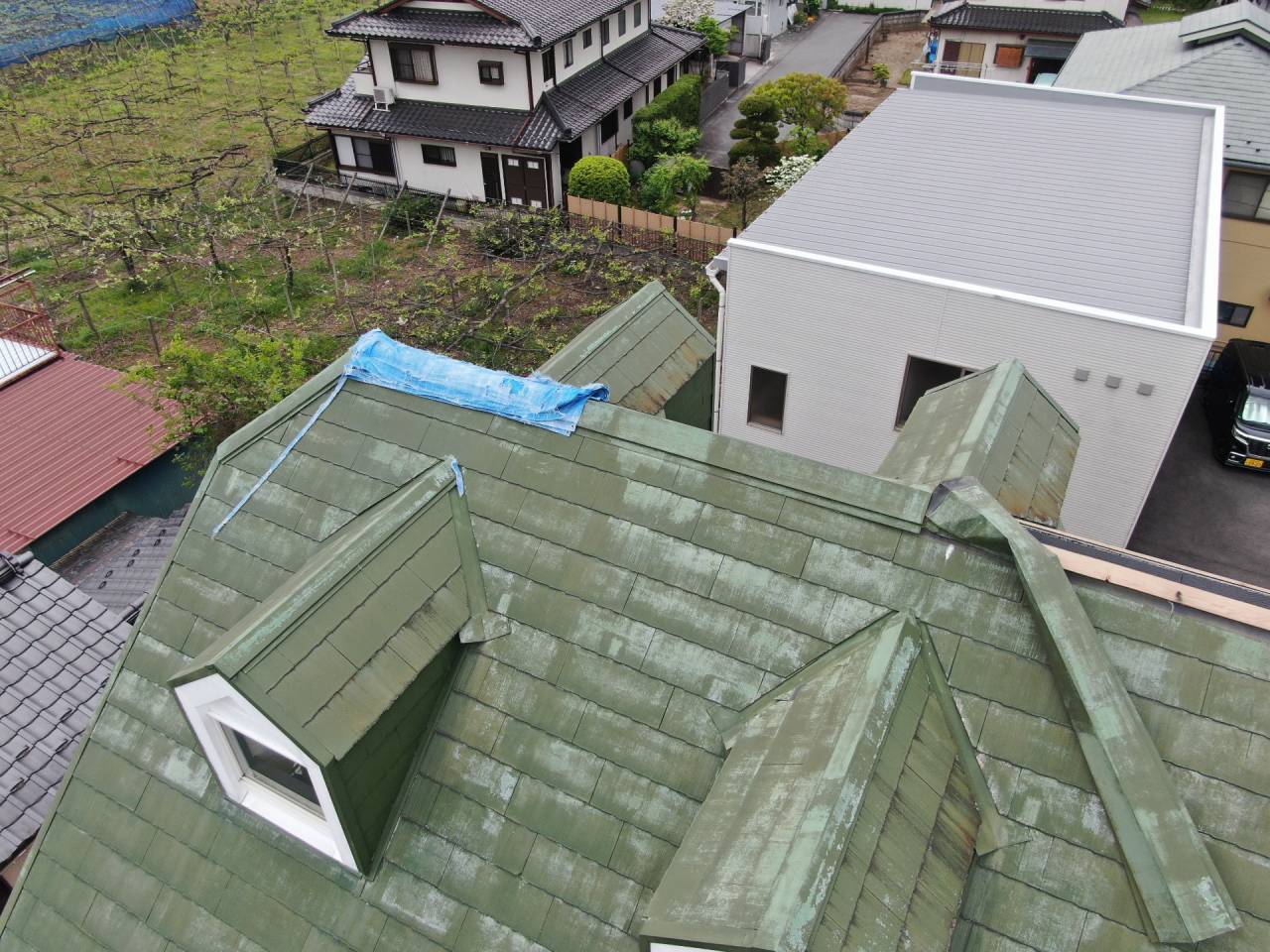 甲府市のアパートで台風並みの突風で飛散した棟板金をヌキ板共に交換しました