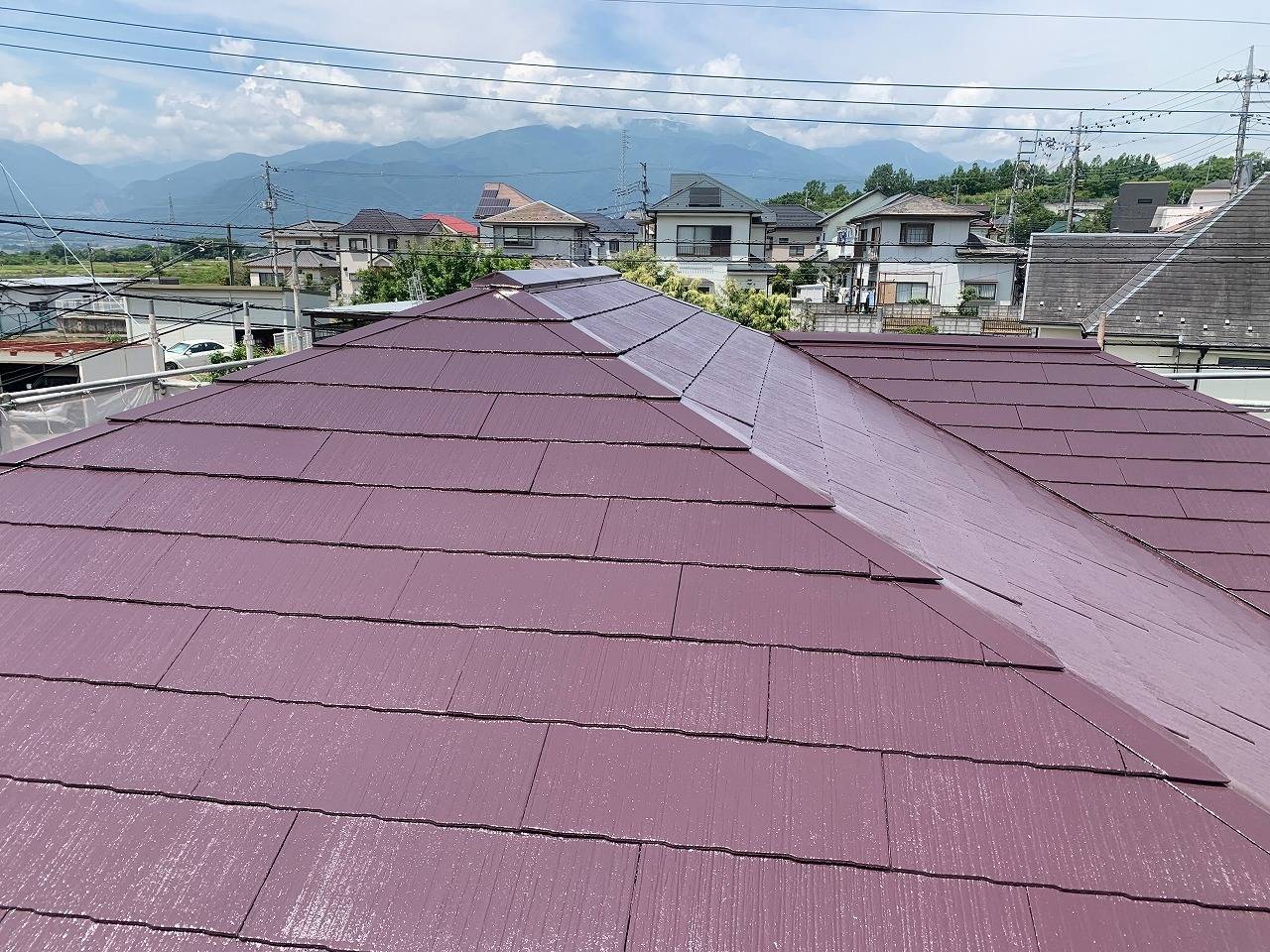 甲斐市で屋根塗装の中塗り・上塗りを行い、綺麗になった様子