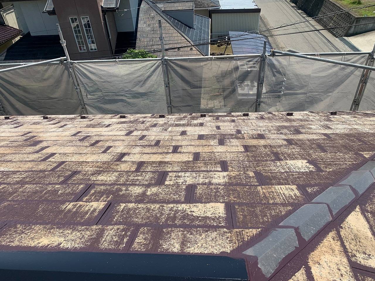 甲斐市で屋根塗装の中塗り・上塗りを行い、真新しい屋根に生まれ変わった様子