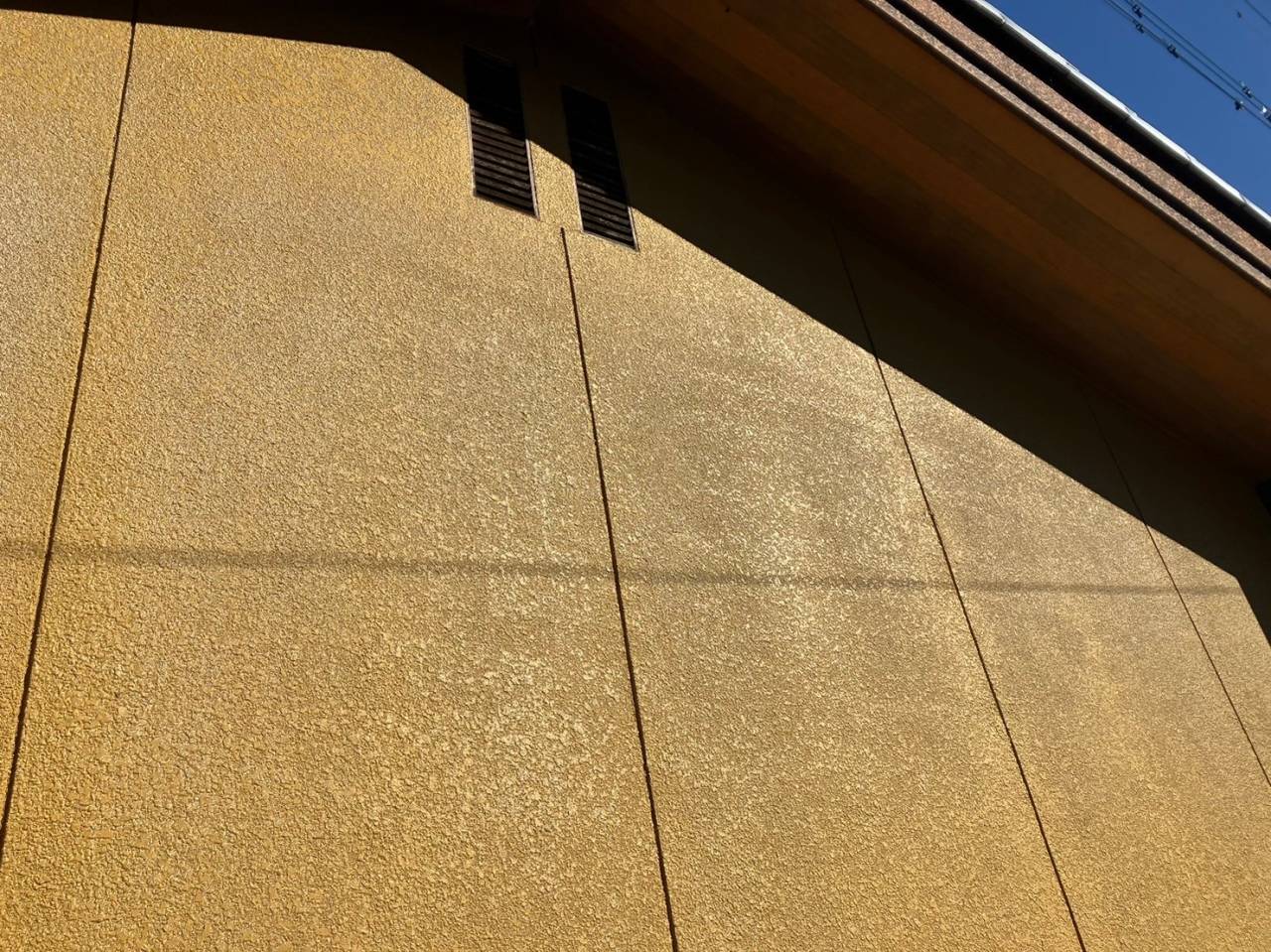 甲府市の長閑な住宅街で、無機グレードによる外壁塗装工事が完工しました