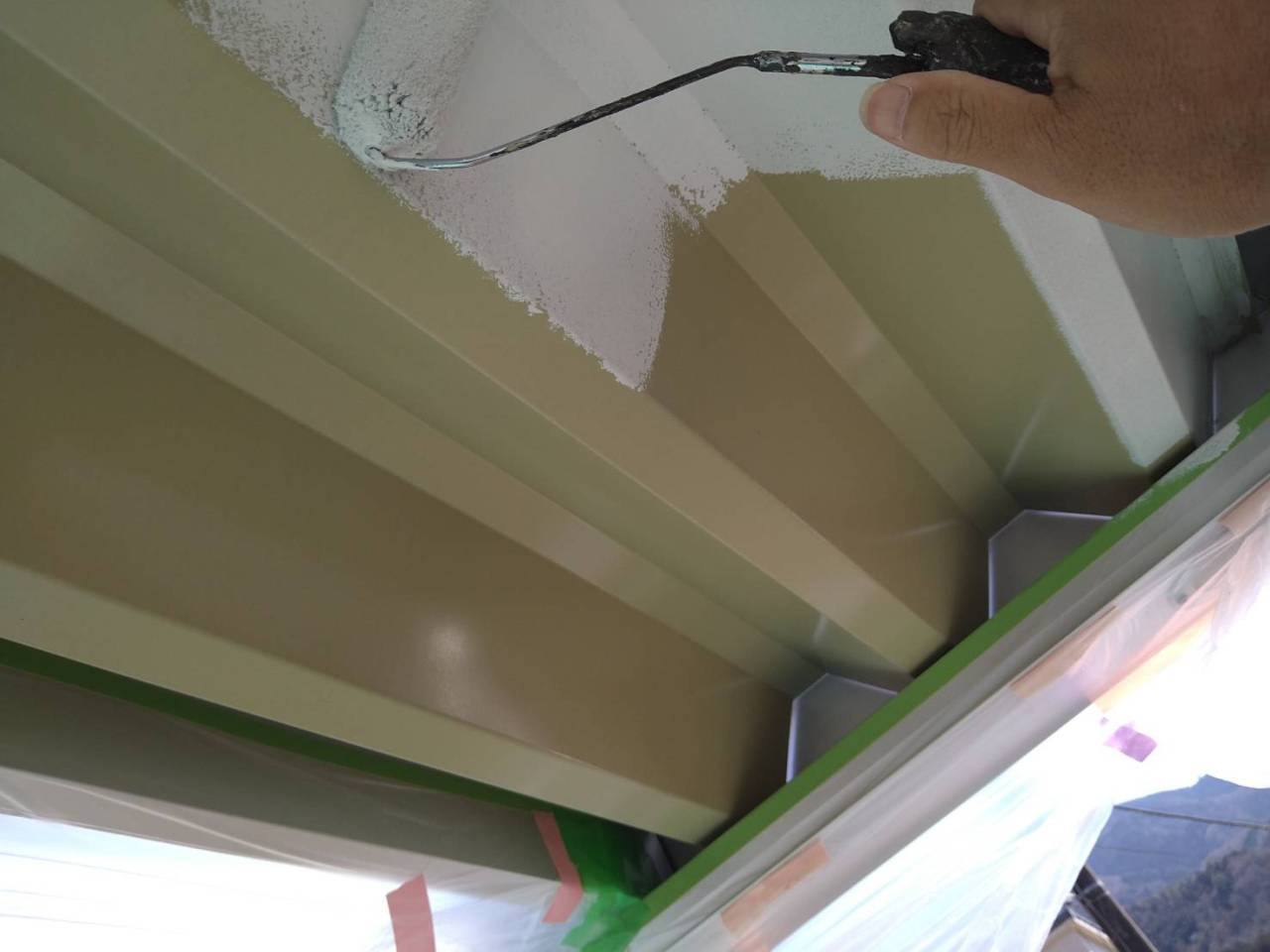 大月市で結露の酷い折半屋根カーポートをケツロナイン吹付けで解消しました