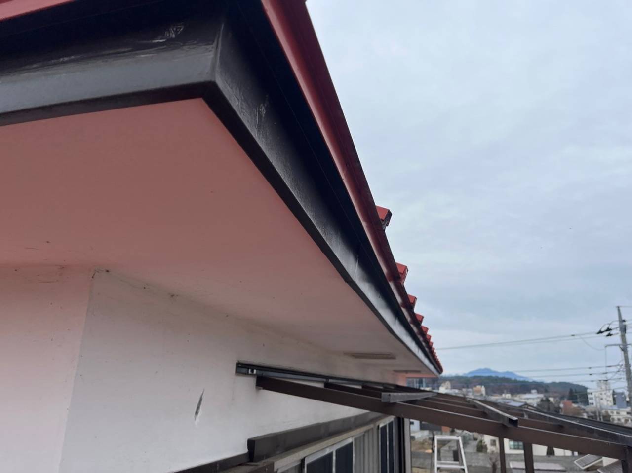 北杜市で雪害によって破損した軒樋をアイアン105へ交換しました