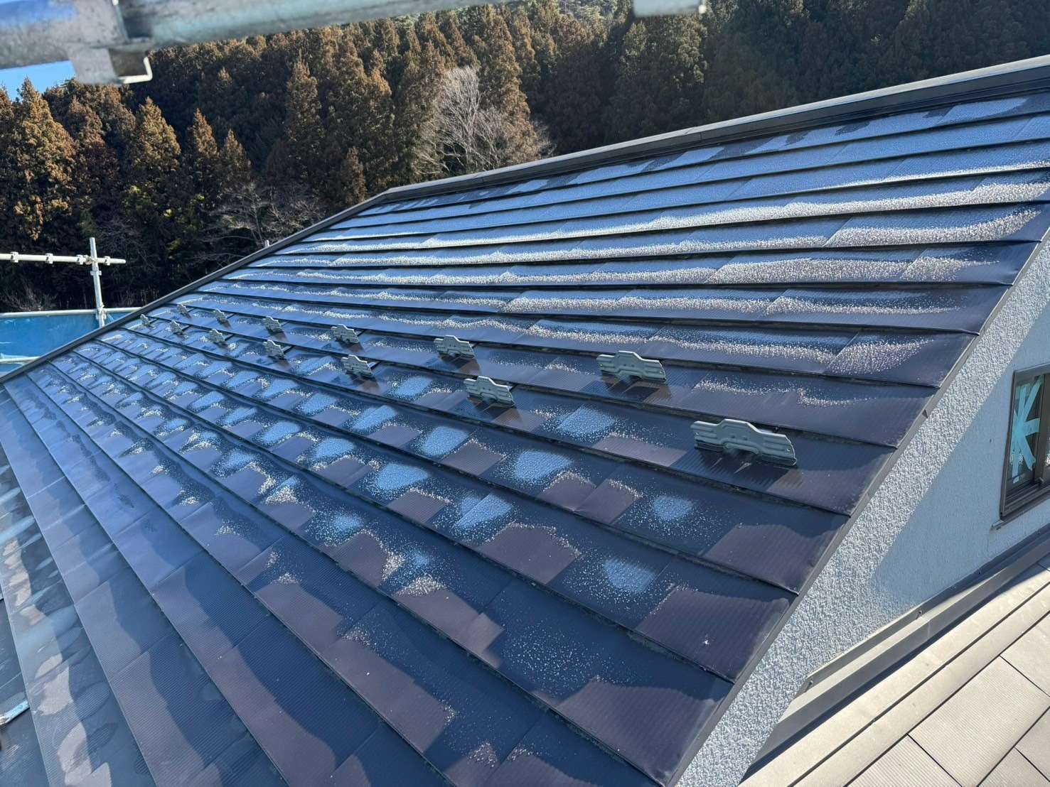 都留市で屋根・外壁塗装工事が開始しました