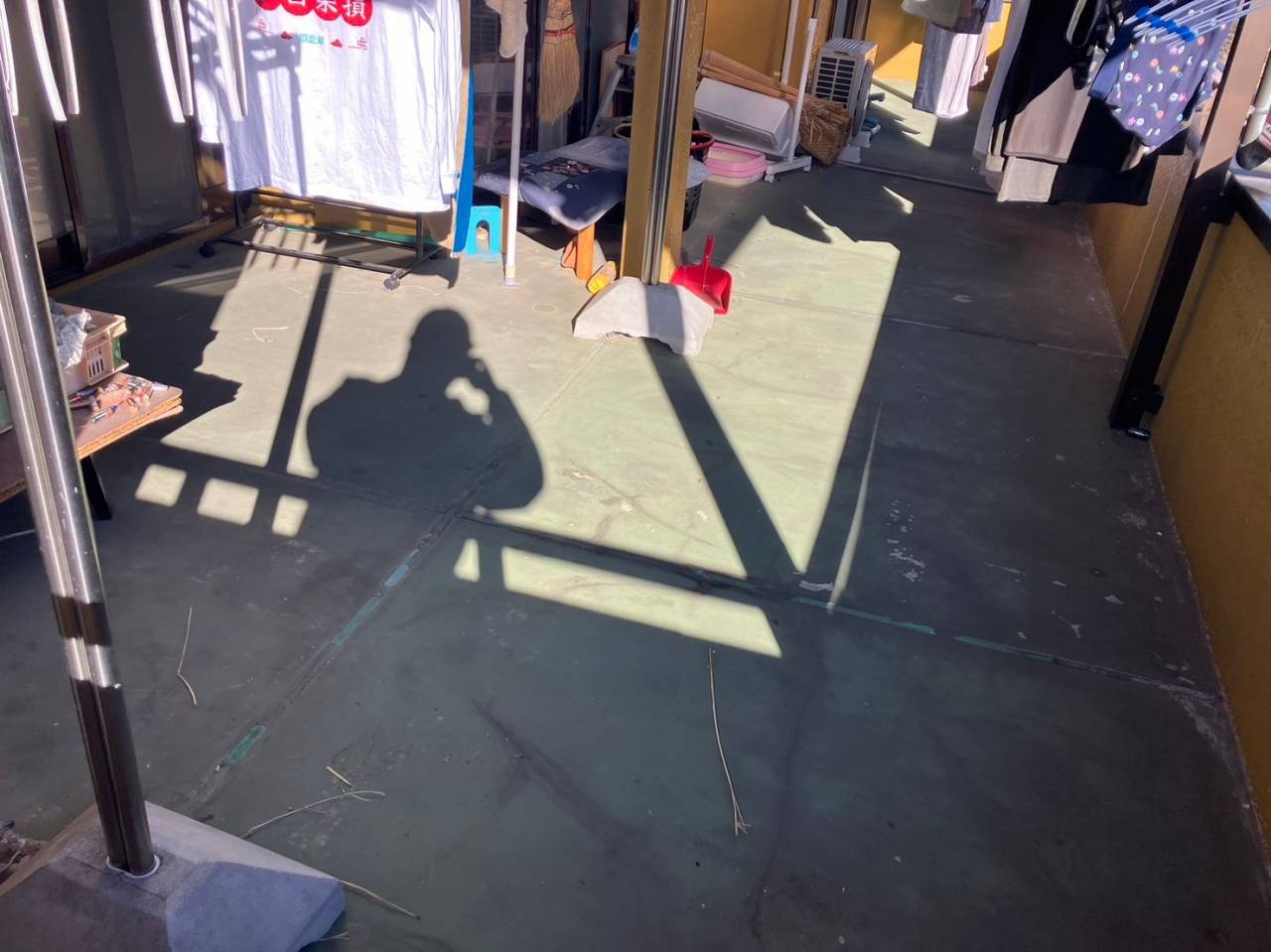 甲府市でひび割れが多数発生している、ベランダの防水工事をおこないました