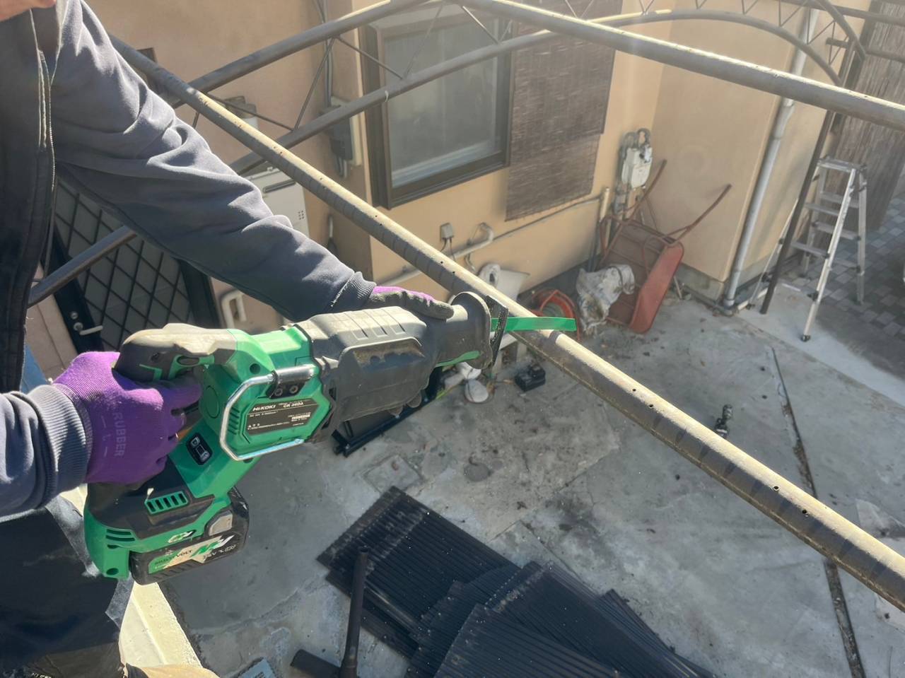 甲府市で大型のR型カーポートを８万円で解体・撤去・処分しました