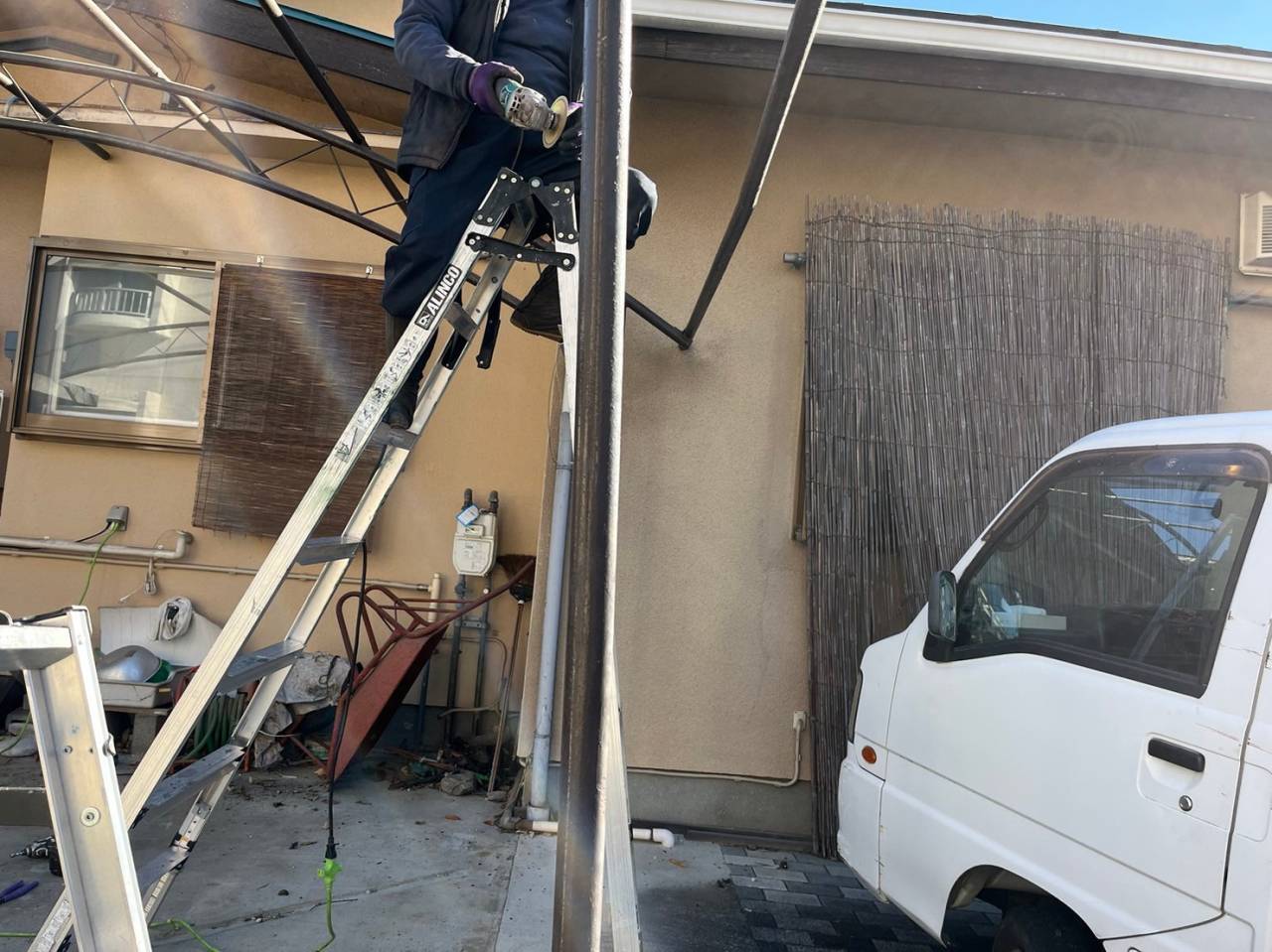 甲府市で大型カーポートを８万円で解体・撤去・処分し、広いスペースが誕生！