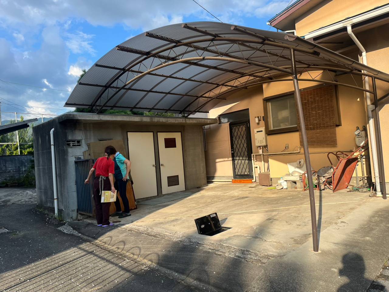 甲府市で大型カーポートを８万円で解体・撤去・処分し、広いスペースが誕生！