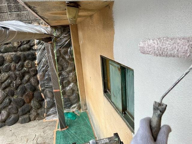 上野原市でモルタル外壁の車庫の塗装工事を行った様子