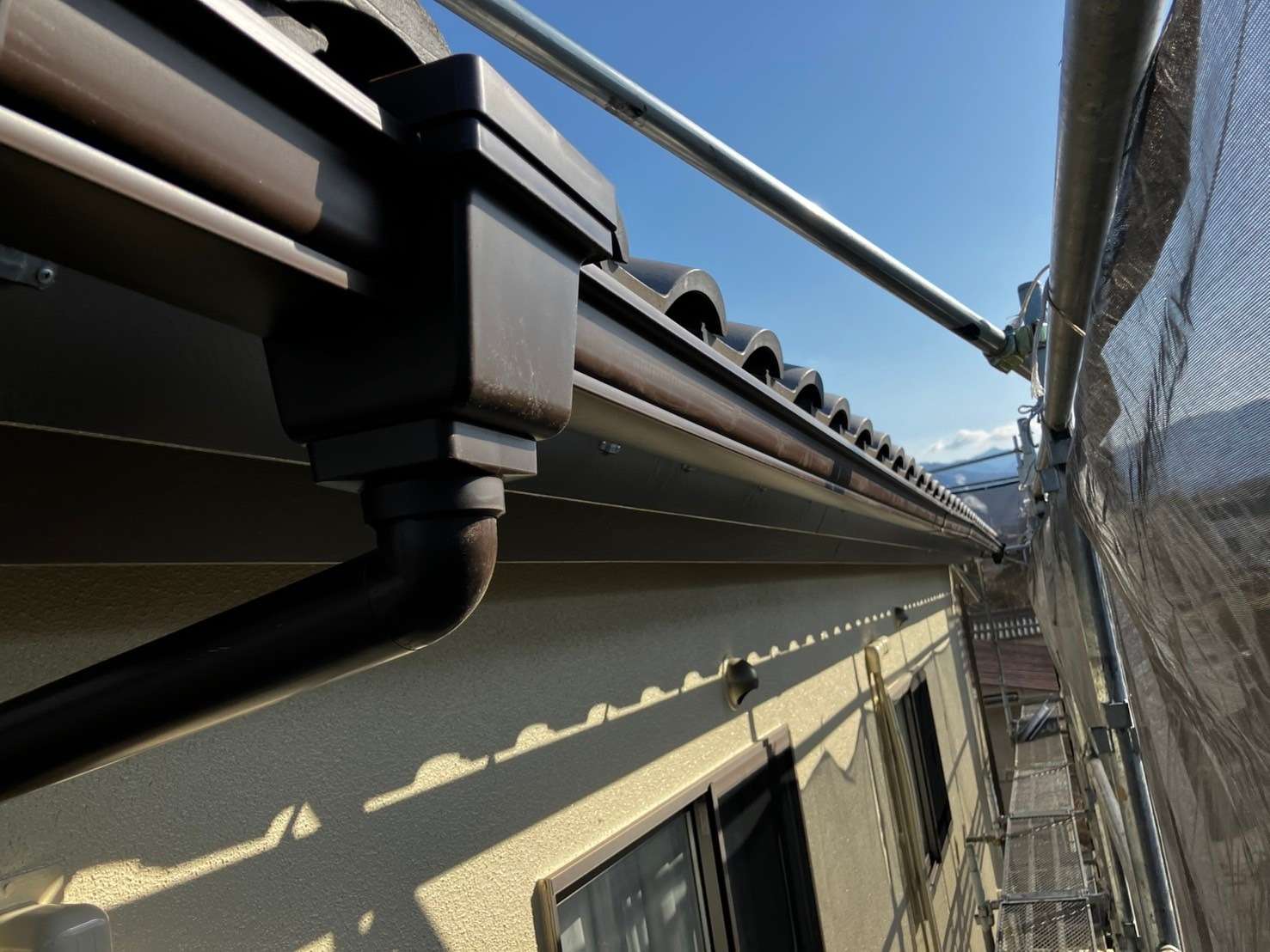 笛吹市で歪んで機能していない、雨樋の修繕工事を行いました