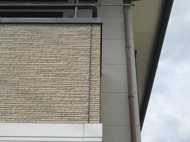 中央市の住宅で劣化の目立ってきた外壁目地の交換工事を行いました