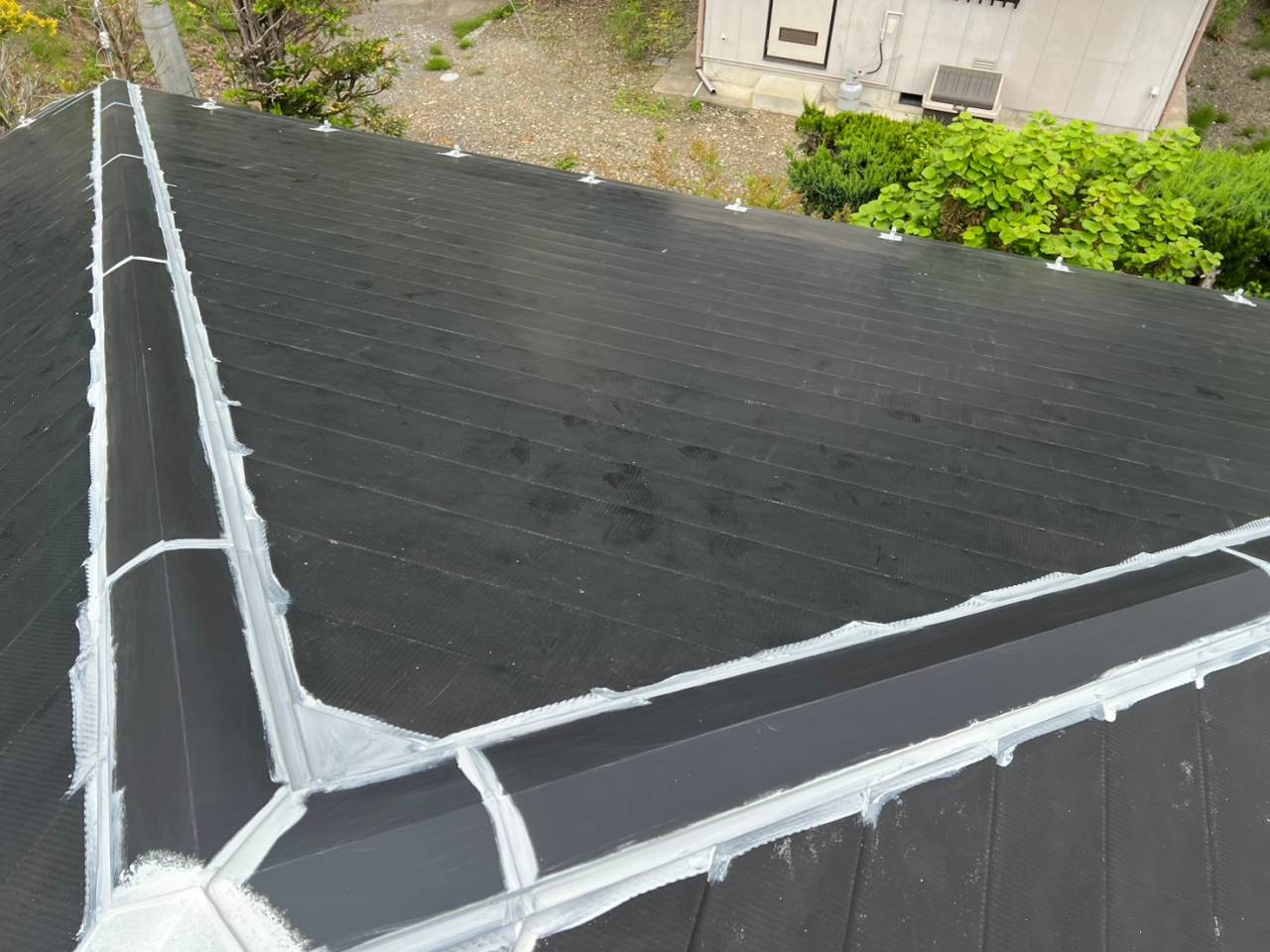 富士河口湖町で棟板金を下地木材共に交換し、屋根塗装工事が完工