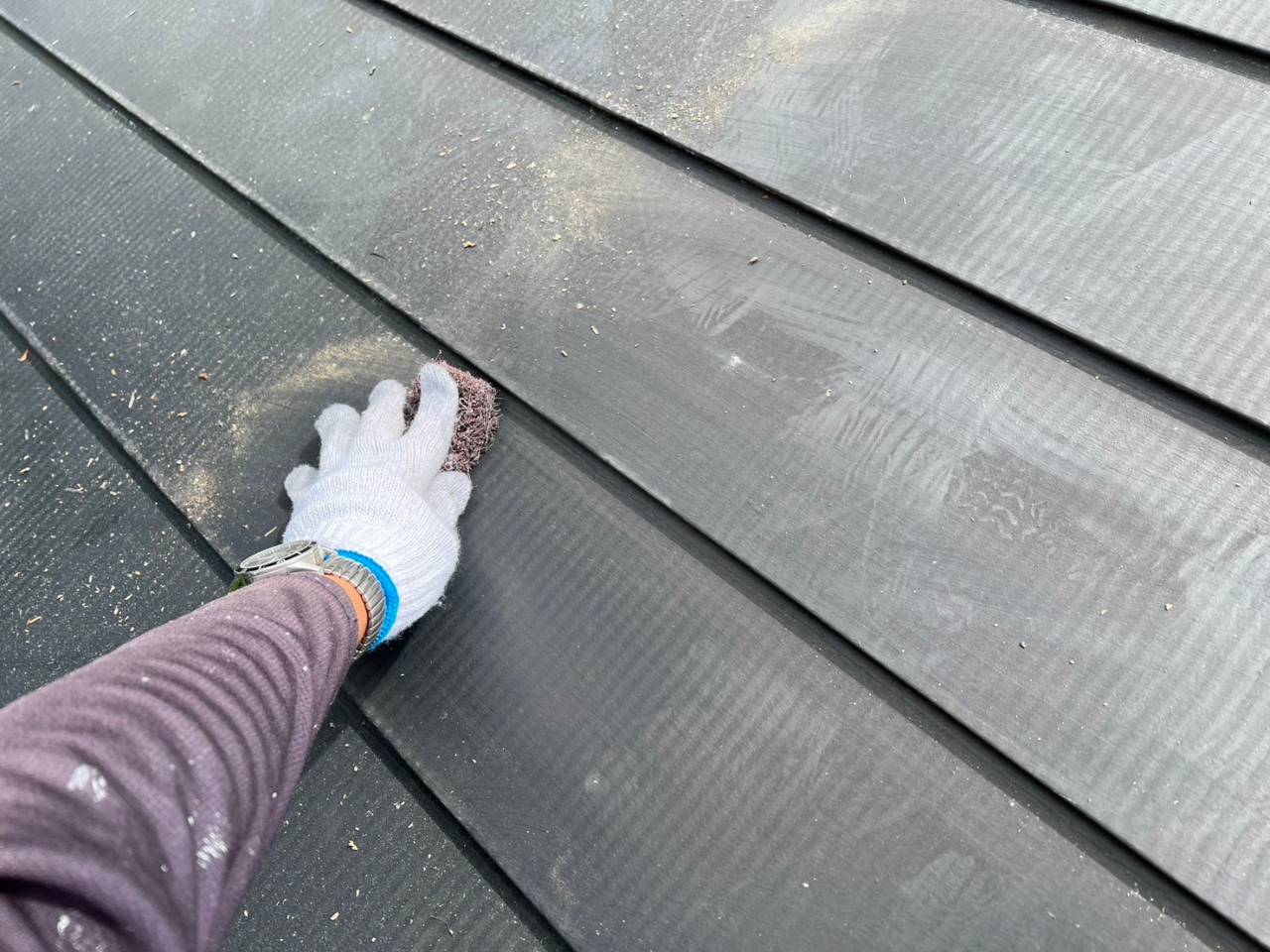 富士河口湖町で棟板金の交換を伴うガルバリウム鋼板屋根の塗装工事を実施しました