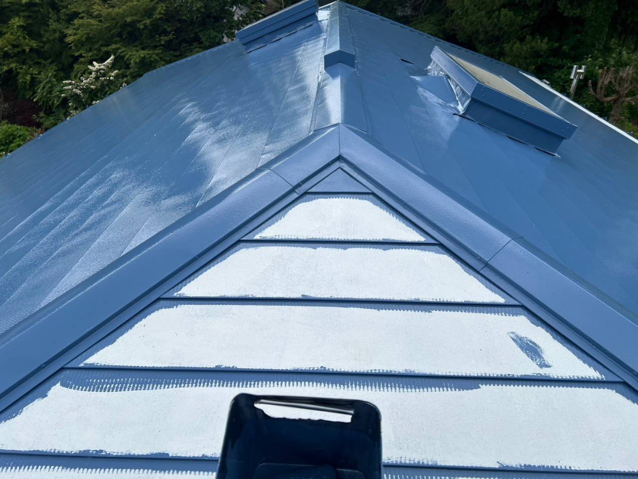 富士河口湖町で棟板金を下地木材共に交換し、屋根塗装工事が完工