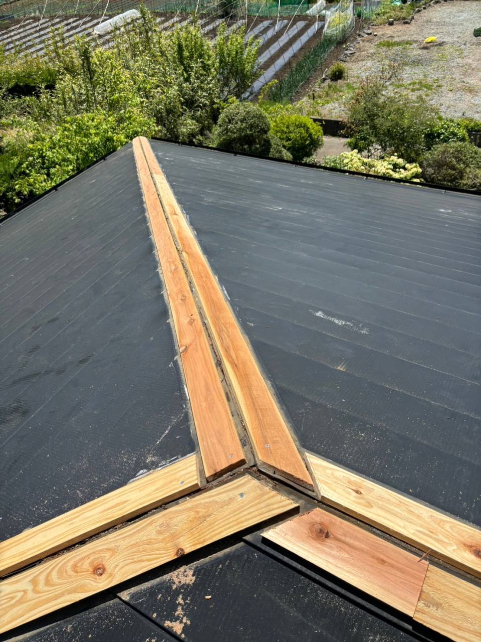 富士河口湖町で棟板金を下地木材共に交換し、屋根塗装工事が完工