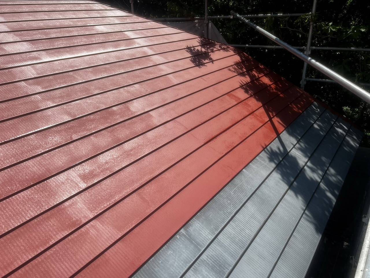 鳴沢村で屋根塗装の準備としてケレン作業とさび止め塗装を行った様子