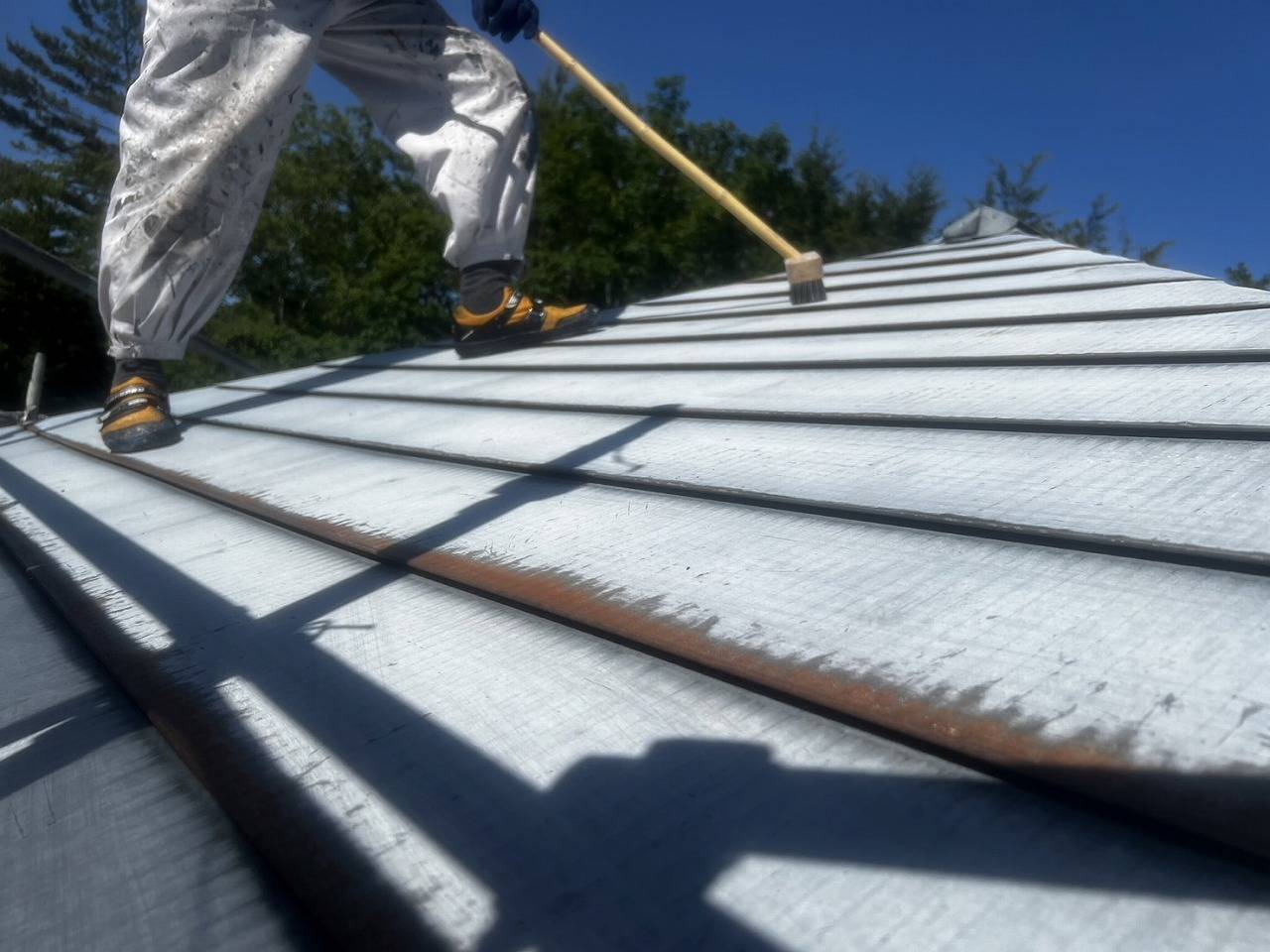 鳴沢村がサビが発生し始めたガルバリウム鋼板のケレン作業とさび止めを塗装しました