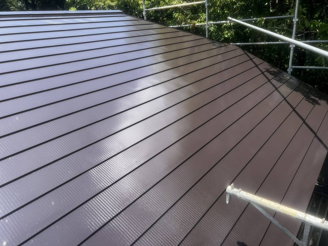 鳴沢村で屋根・庇・笠木・破風板塗装を行ってピカピカに光っている様子