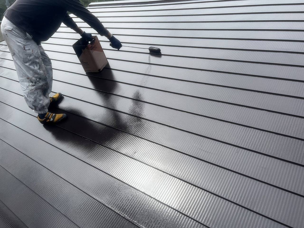 鳴沢村で劣化したガルバリウム鋼板の塗装工事を行った様子