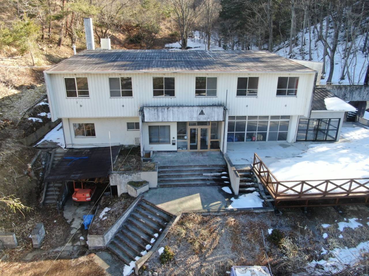 甲府市の隠れ家、宿泊所として改装中のお建物の外壁塗装工事が始まりました