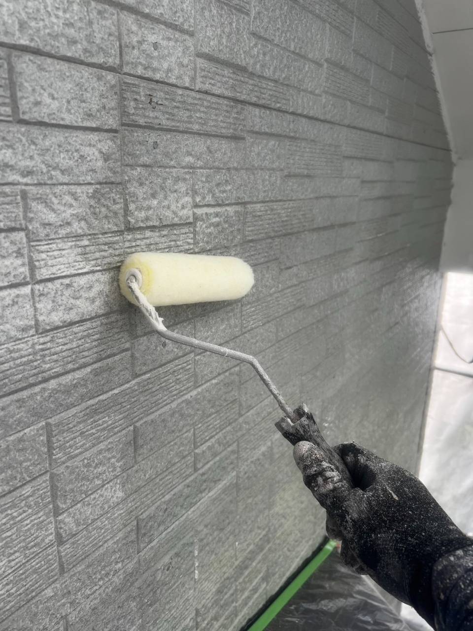 鳴沢村で外壁塗装工事を行い、下塗り材（ファインパーフェクトシーラー）で塗装した様子