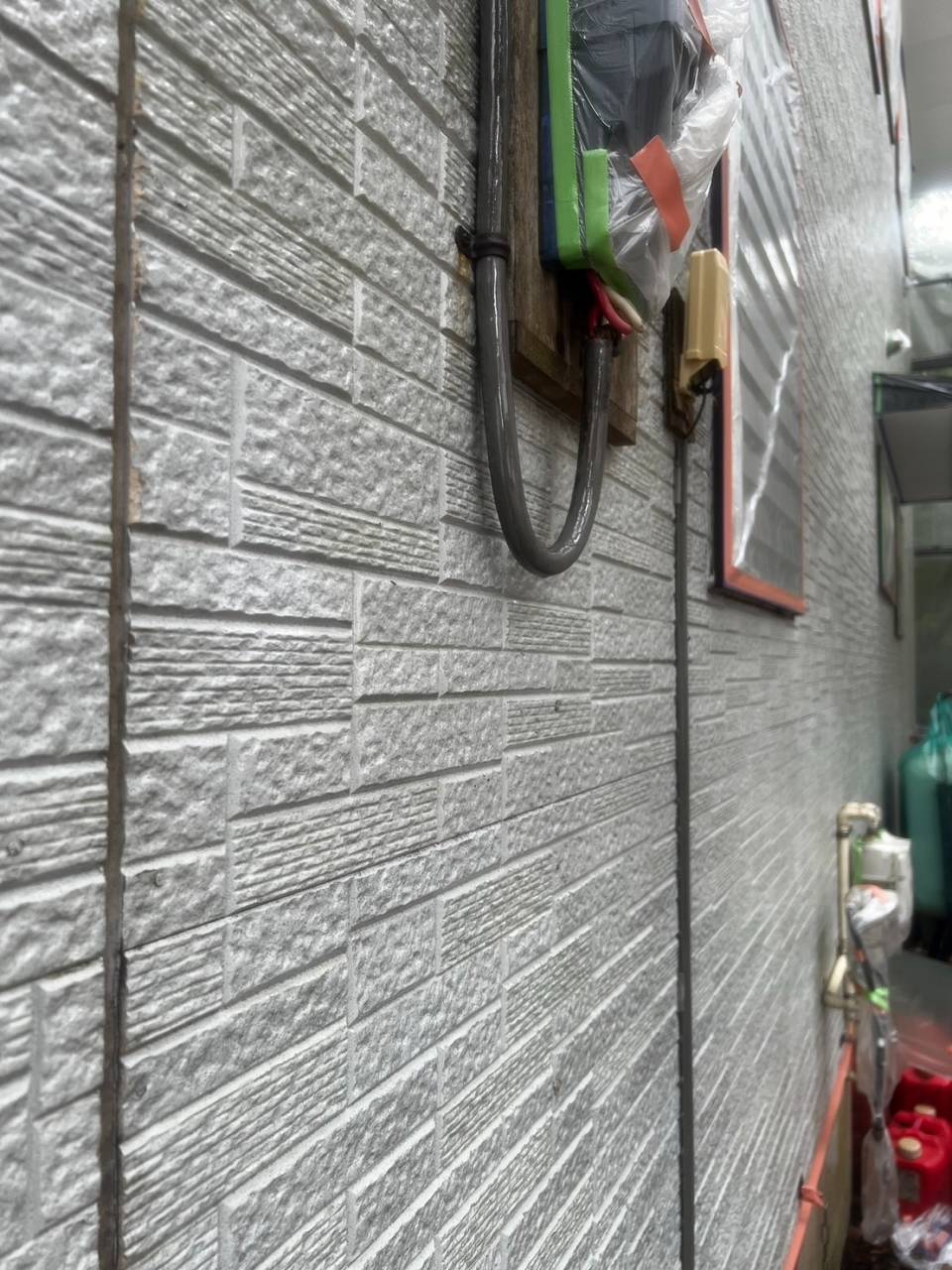 鳴沢村で外壁塗装工事を行い、下塗り材（ファインパーフェクトシーラー）で塗装した様子