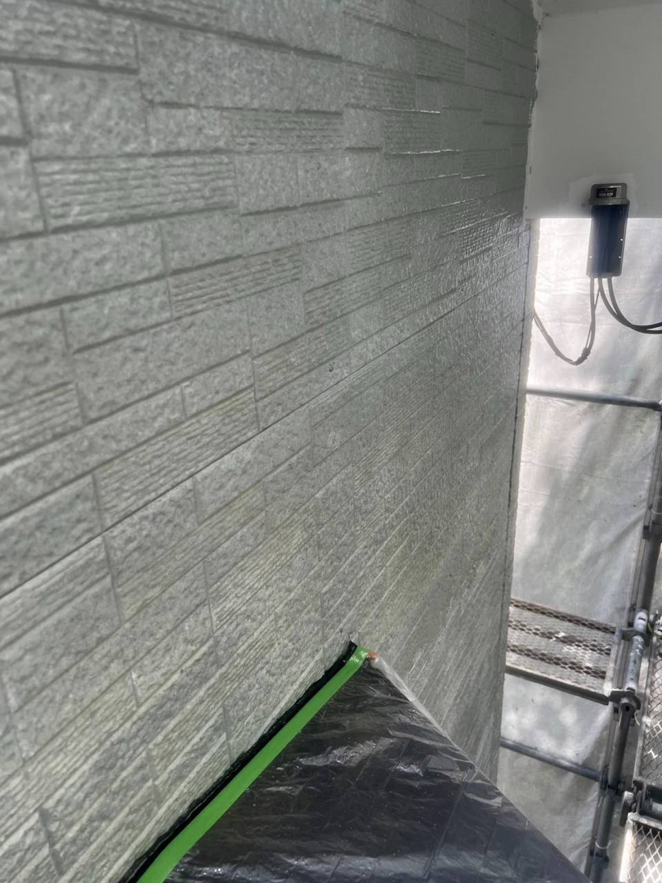 鳴沢村で外壁塗装工事を行い、下塗り材（ファインパーフェクトシーラー）で塗装した様子