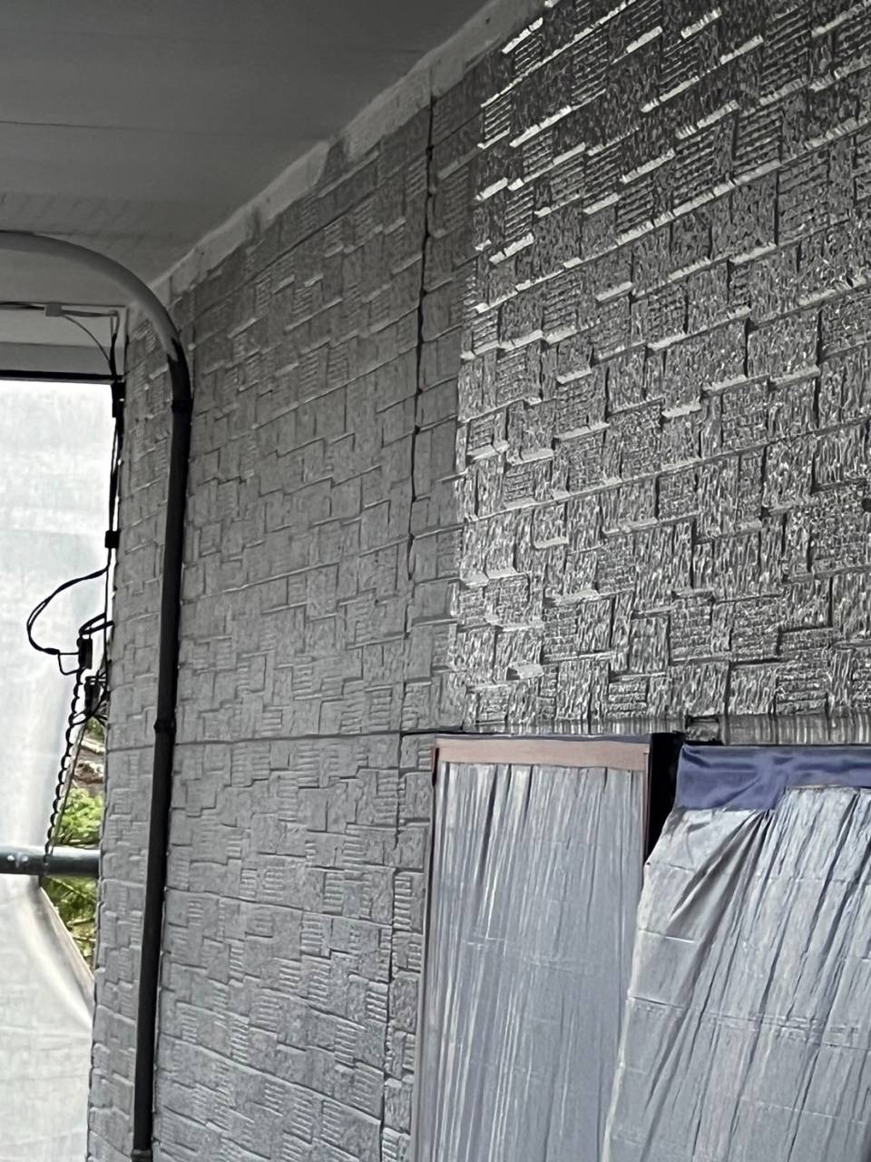 鳴沢村で外壁塗装工事を行い、下塗り材（ファインパーフェクトシーラー）で塗装した様子