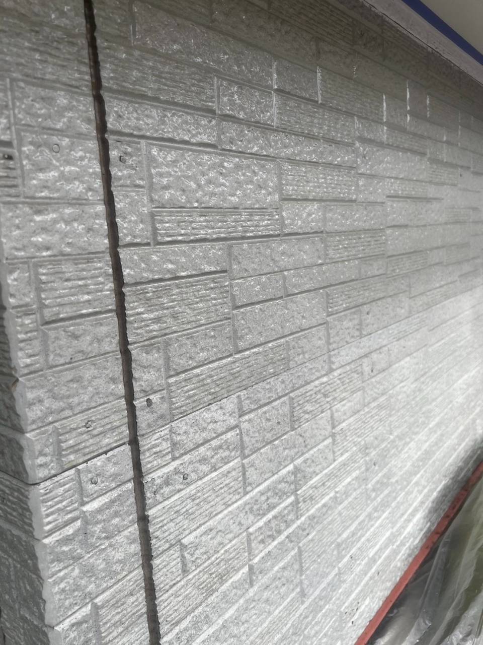 鳴沢村で外壁塗装工事を行い、下塗り材（ファインパーフェクトシーラー）で塗装した様子