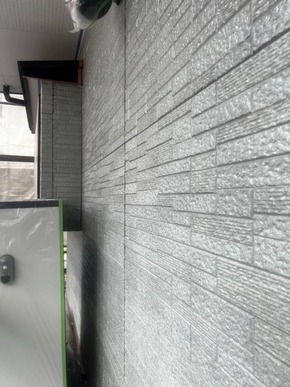 鳴沢村で外壁塗装工事を行い、下塗り材（ファインパーフェクトシーラー）で塗装した様子